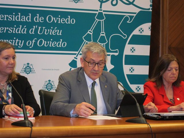 El rector de la Universidad, Santiago García Granda, en rueda de prensa