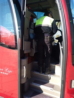 Un agente inspecciona un autobús escolar en Elda.