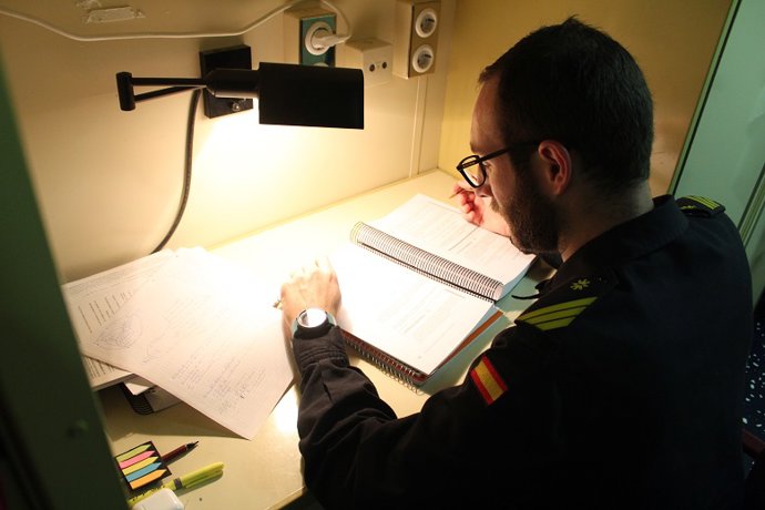 El sargento de la Armada Española Antonio Sauca Guerrero estudiando en barco