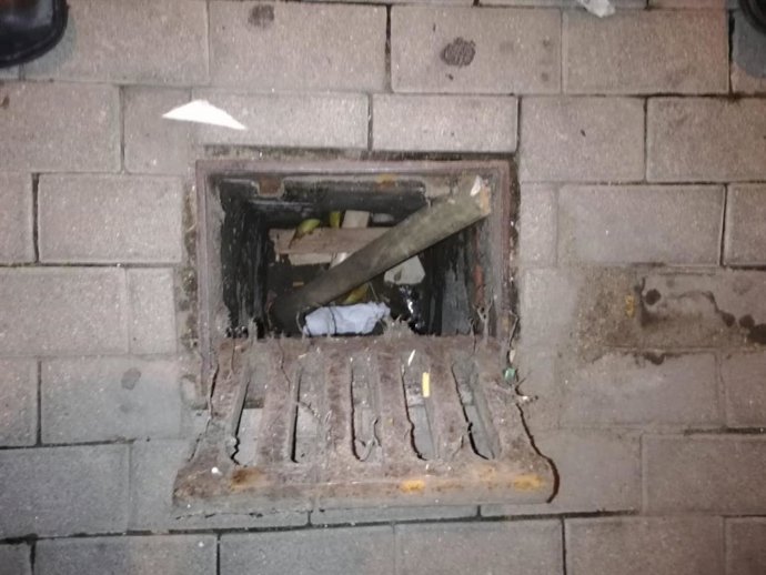 Arqueta en la que se encontró la navaja envuelta en papel