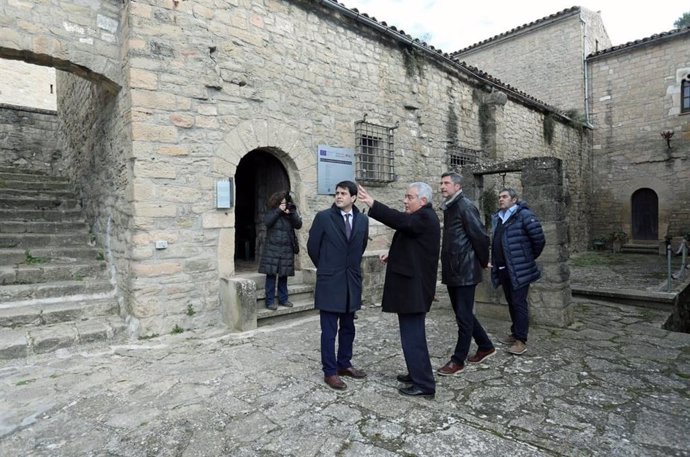 El presidente de la Diputación de Barcelona visita el Castell de Talamanca