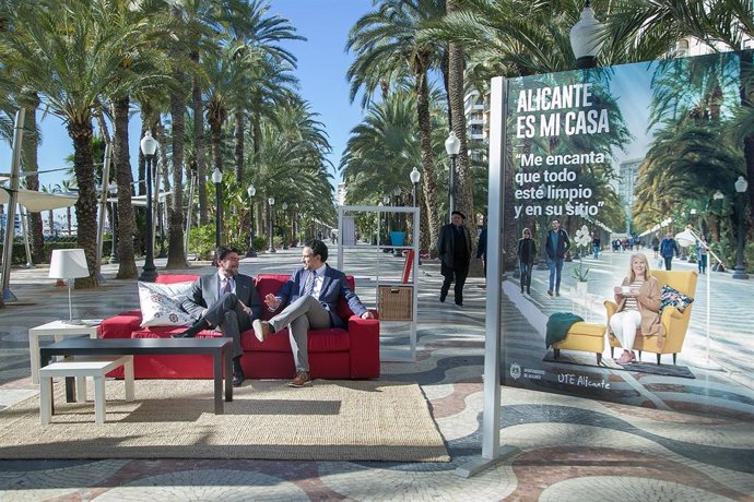 Barcala y Cortés, sentados en la Esplanada con la compaña Alicante es mi casa.