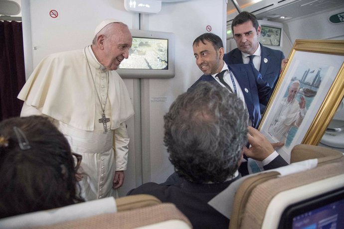 El Papa Francisco, en el avión durante su visita a Abu Dabi