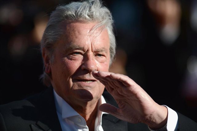 Alain Delon, contra las cuerdas: su hijo carga contra él en una biografía