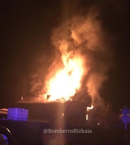 Incendio en un caserío en Zeberio, en Bizkaia, que ha causado dos heridos