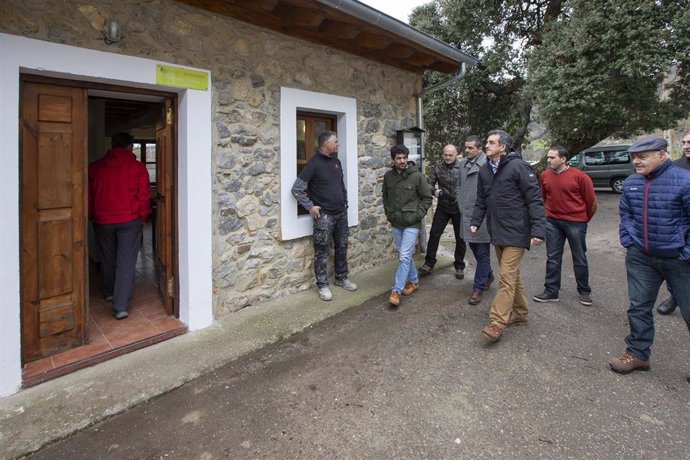 Martín inaugura la rehabilitación del albergue de peregrinos de Cabañes