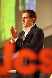 Rivera rechaza foros paralelos y mediadores para negociar con Cataluña y pide que Sánchez acuda al Congreso