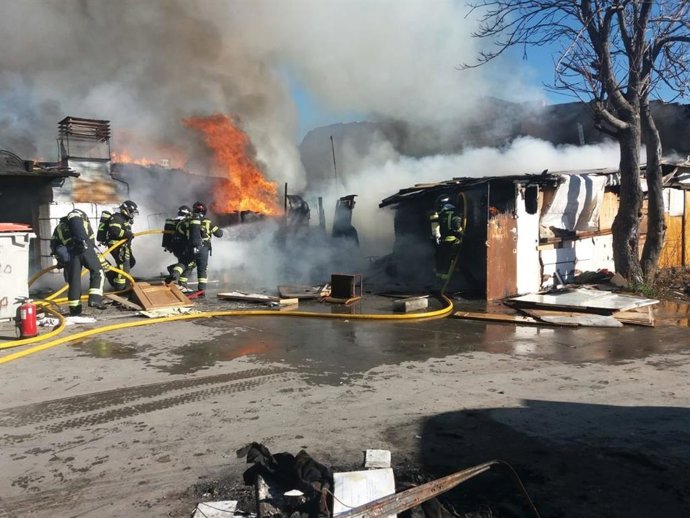 Un incendio sin heridos quema varias chabolas en Fuencarral