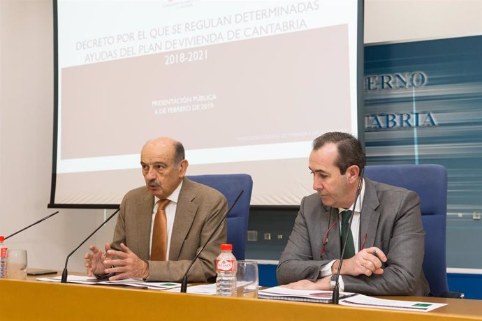 El consejero de Obras Públicas y Vivienda, José María Mazón, y el director de Vi