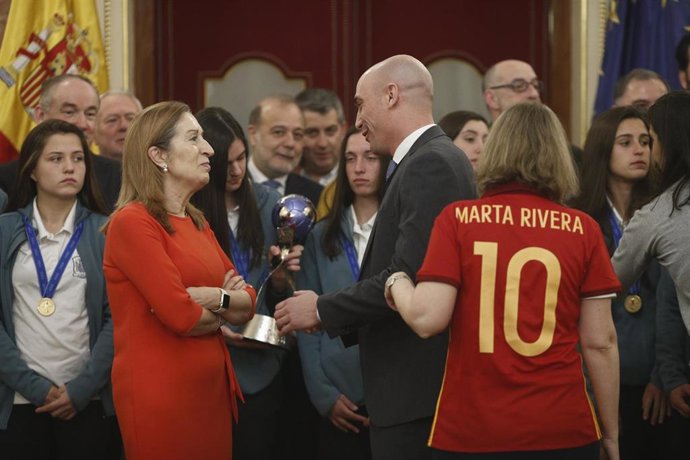 La presidenta del Congreso, Ana Pastor, saluda a Luis Rubiales