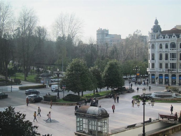 La plaza de la Escandalera de Oviedo en una tarde de sol.          