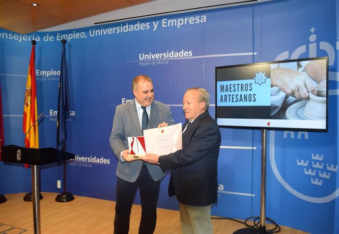 Abril entrega la Carta de Maestro Artesano Honorífico a Antonio Alemán