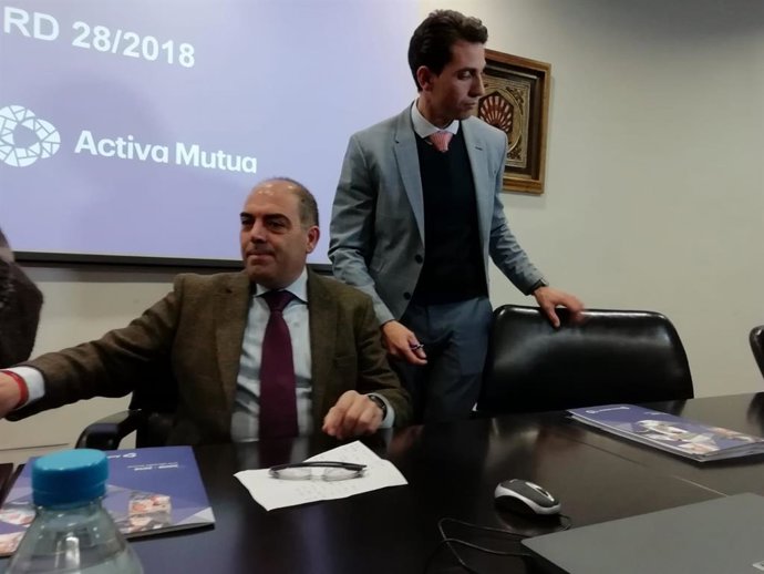 Lorenzo Amor (sentado) antes de intervenir en las jornadas