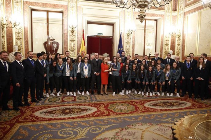 La presidenta del Congreso, Ana Pastor, recibe a la Selección Femenina de Fútbol