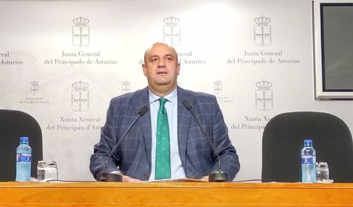 El diputado de Foro Asturias Pedro Leal en rueda de prensa