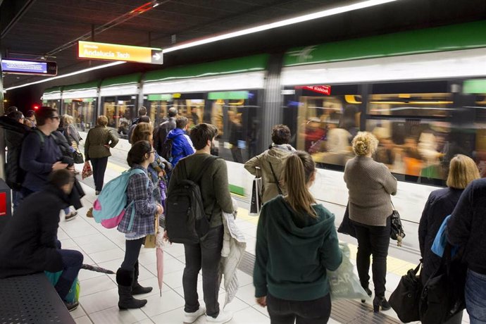 Usuarios pasajeros viajeros metro de málaga personas ciudad movilidad transporte