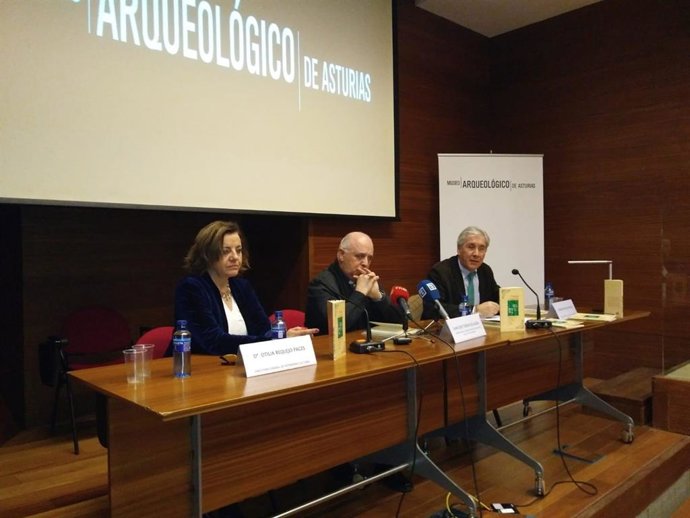 Presentación de 'Covadonga n'a poesía en bable'.