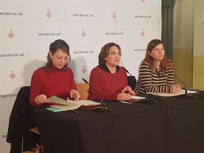 Janet Sanz, Ada Colau y Laia Ortiz en rueda de prensa