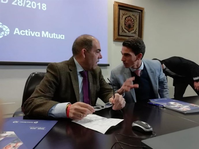 Lorenzo Amor (izda.) antes de intervenir en las jornadas