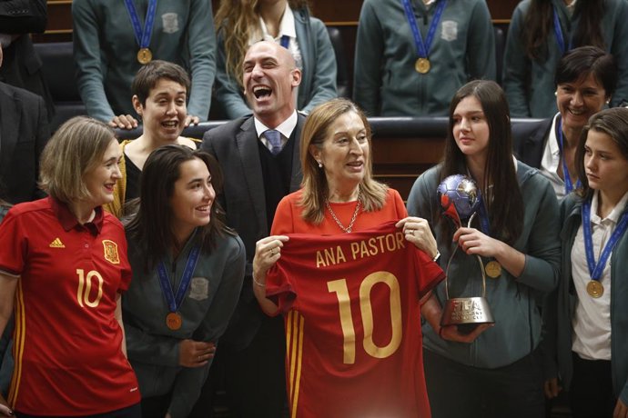 La presidenta del Congreso, Ana Pastor, recibe a la Selección Femenina de Fútbol
