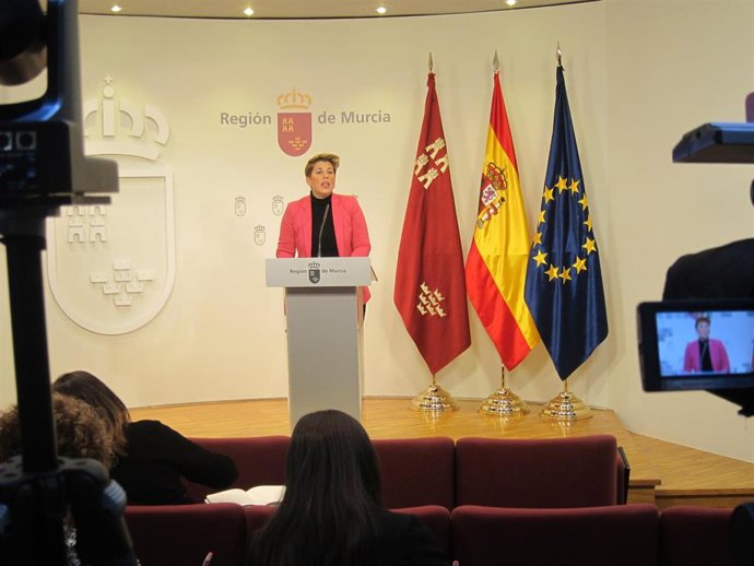 La protavoz del Gobierno regional, Noelia Arroyo, da a conocer la medida en la r
