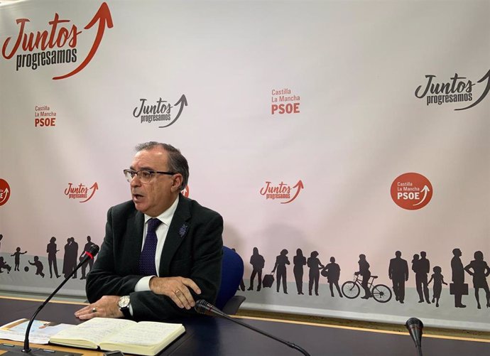 El diptuado del PSOE Fernando Mora en rueda de prensa