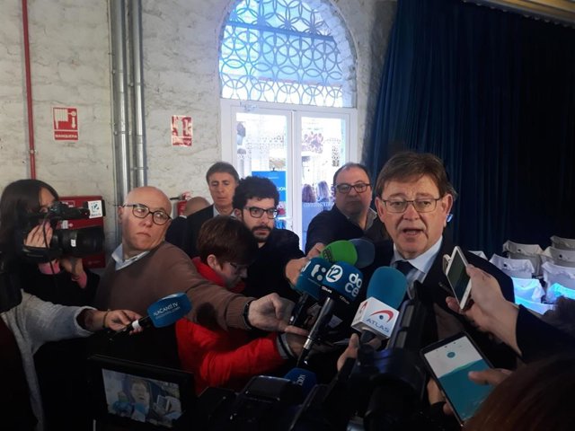 Ximo Puig atiende a los medios en Alicante.