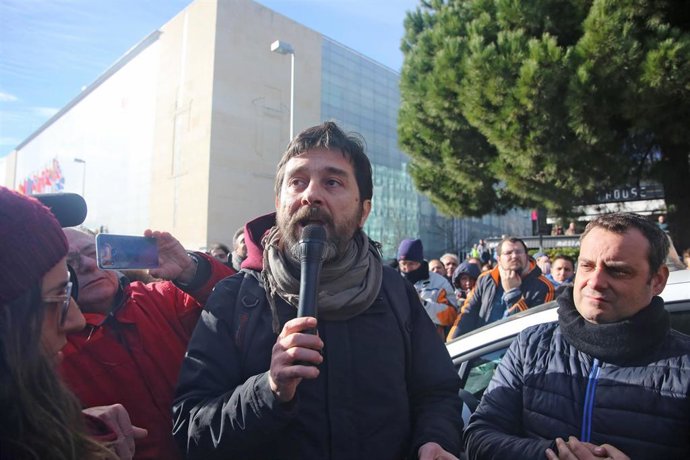 Taxistas se concentran en la entrada de IFEMA y cortan el tráfico en la M-40 en 