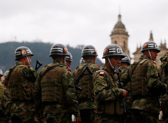 Soldiers stand guard at Bolivar Square during a referendum on a peace deal betwe
