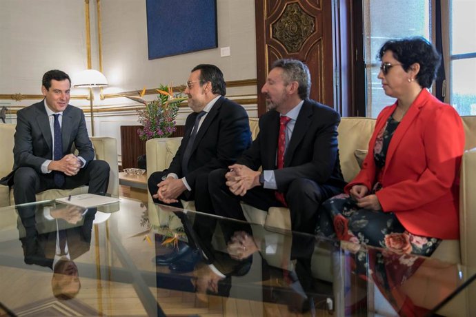 Juanma Moreno, recibe al presidente del grupo social ONCE