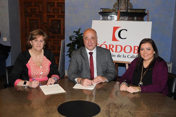 Ruiz, entre Carrillo (dcha.) y Martínez, en la firma del convenio