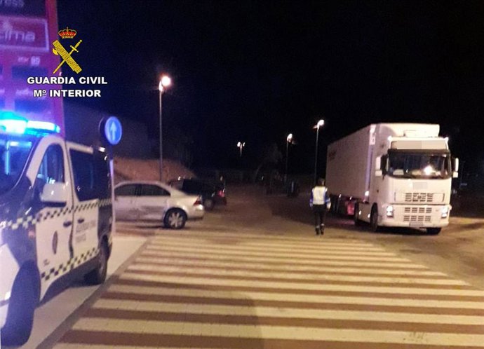 La Guardia Civil investiga al conductor de un vehículo articulado de 40 tonelada