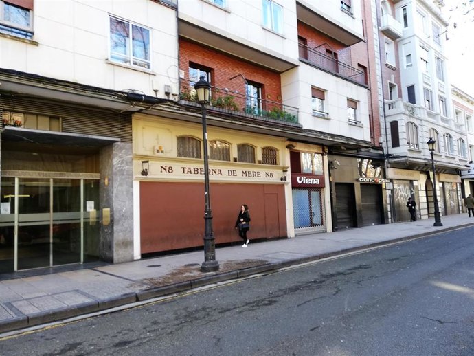 Imagen de Duquesa de la Victoria, con el portal 8 y las discotecas al fondo