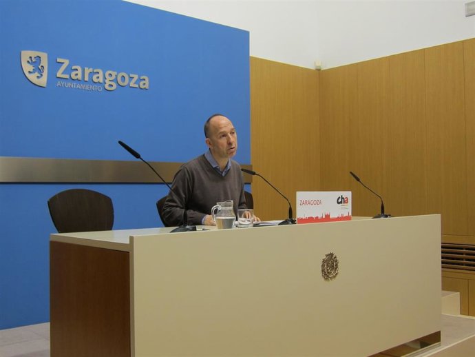 El portavoz de CHA, Carmelo Asensio, en rueda de prensa hoy en el Ayuntamiento