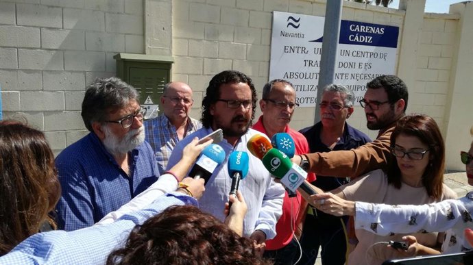 El coordinador provincial de IU, Fernando Macías, en Navantia