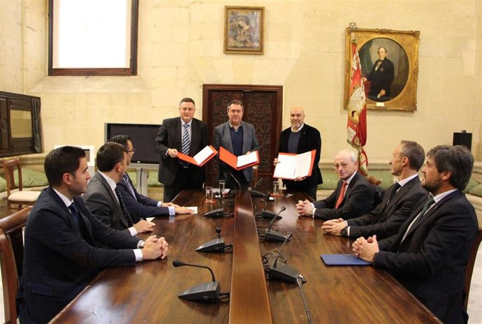 El Ayuntamiento, PCT y Telefónica impulsan crear un parking inteligente en la Ca