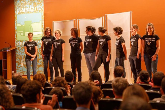 Las profesoras e intérpretes de la obra.