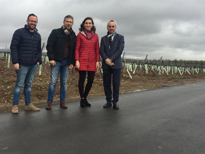 Romero, entre Izquierdo (dcha.) y Sánchez, en la entrega de las obras