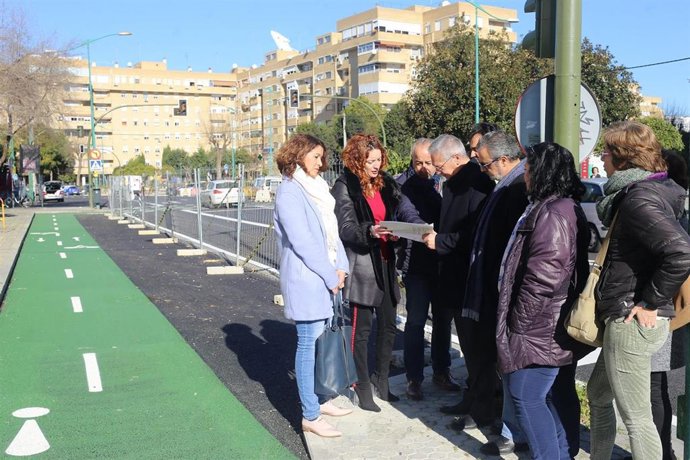 La delegada del Distrito Macarena, Clara Macías, comprueba la finalización de la