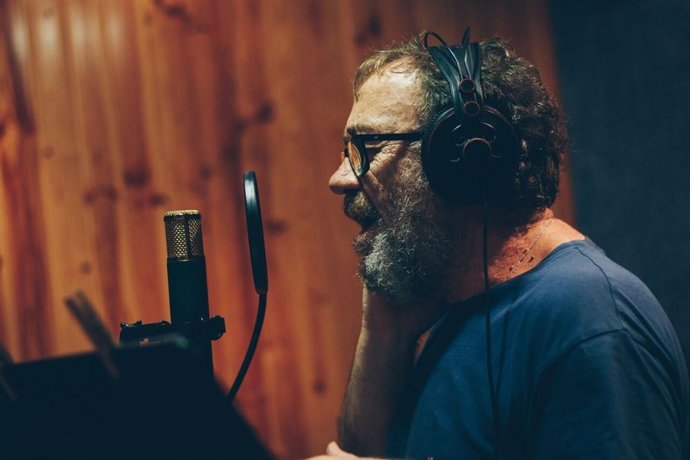 El cantante Miquel Gil en el estudio de grabación