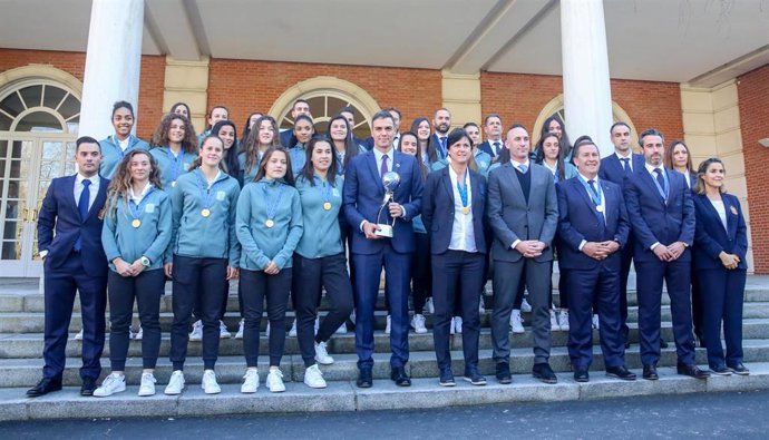 Pedro Sánchez recibe en Moncloa a las integrantes de la Selección Femenina de Fú