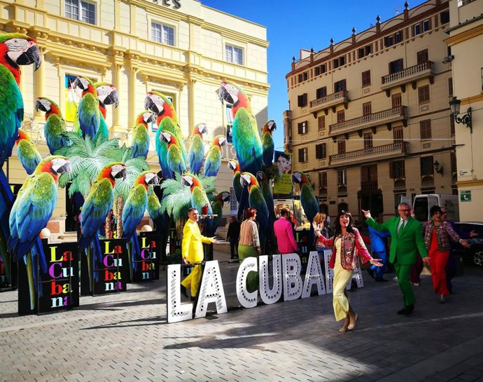 La compañía La Cubana presenta 'Adiós Arturo' en las puertas del Teatro Cervante