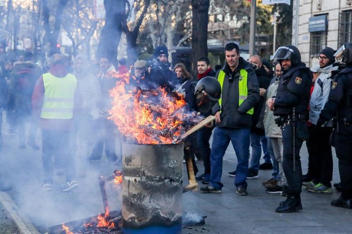 Desalojo de taxistas en el Paseo de la Castellana de Madrid, donde el colectivo 