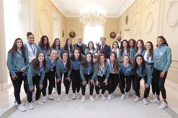 Angel Garrido con Luis Rubiales y la Sub-17 femenina campeona del mundo