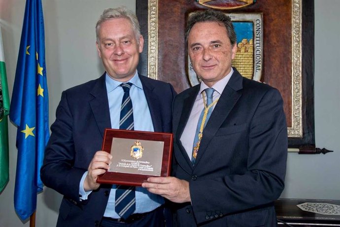 El embajador Simon Manley recibe la Medalla de Honor de Torremolinos