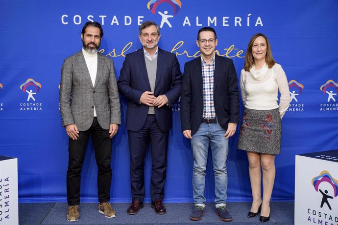El diputado Ángel Escobar, junto a Alberto Cerezuela y presentadores de la gala.