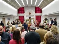 Multitudinario homenaje de los vecinos de La Puebla a Juan Díaz en la capilla ardiente instalada en el Ayuntamiento