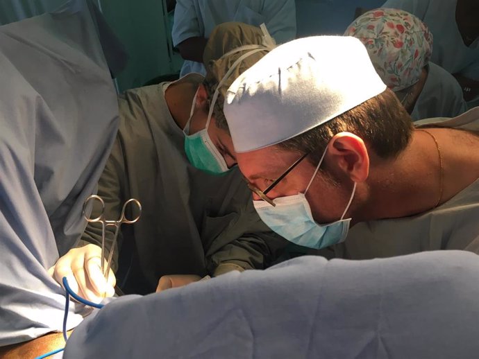 Un cirujano en una operación en la Dexeus Mujer