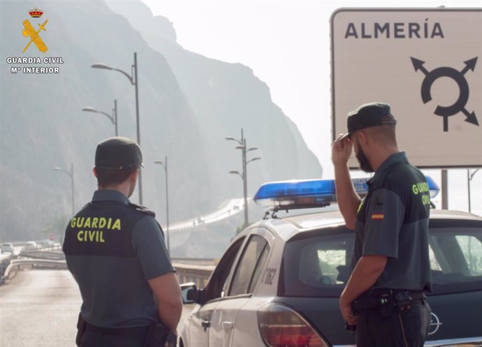 Dos agentes de Guardia Civil de Almería frente a El Cañarete