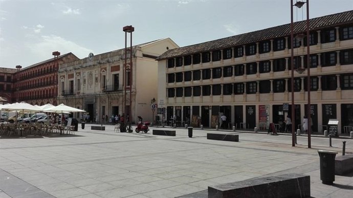 El edificio de las Casas de Doña Ana Jacinta (dcha.) en la Plaza de la Corredera